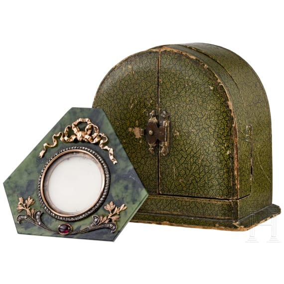 Mit Gold und Diamanten besetzter Nephrit-Fotorahmen im Stil von Faberg&eacute;