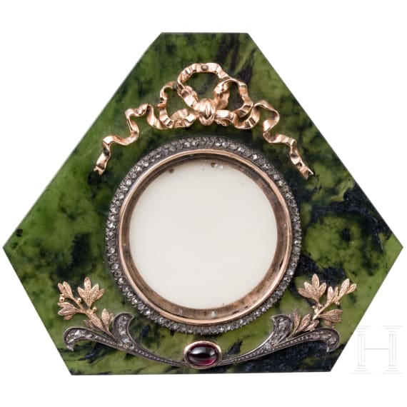 Mit Gold und Diamanten besetzter Nephrit-Fotorahmen im Stil von Faberg&eacute;