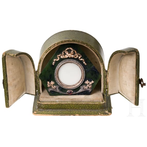 Mit Gold und Diamanten besetzter Nephrit-Fotorahmen im Stil von Faberg&eacute;