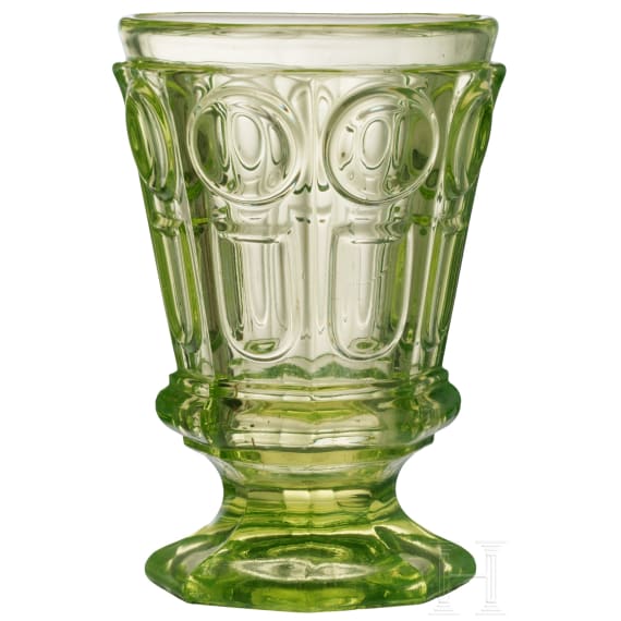 Reliefierter Uranglas-Becher, wohl Russland, Maltsov-Fabrik, 19. Jhdt.