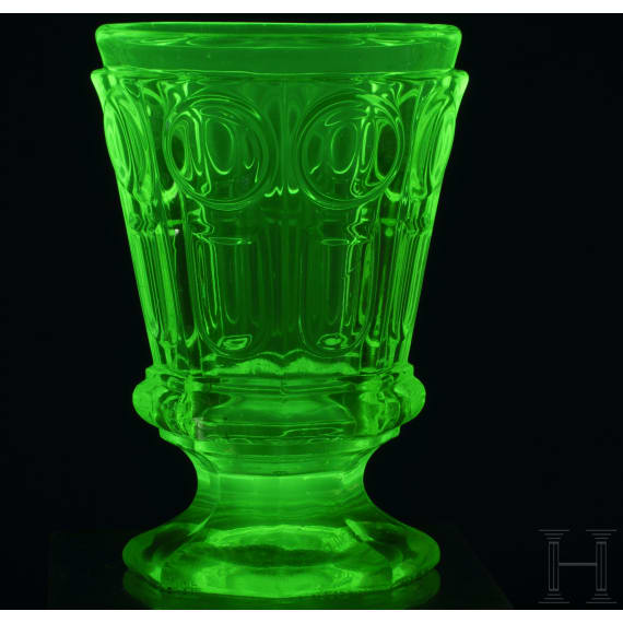 Reliefierter Uranglas-Becher, wohl Russland, Maltsov-Fabrik, 19. Jhdt.