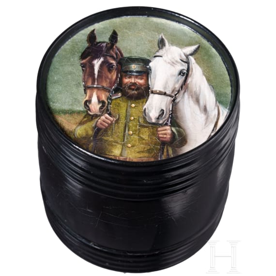 Lack-Tabakdose "Kavallerieoffizier mit zwei Pferden", Russland, Ostaschkow, Werkstatt Osip F. Wischnjakow mit S&ouml;hnen, 1872-88