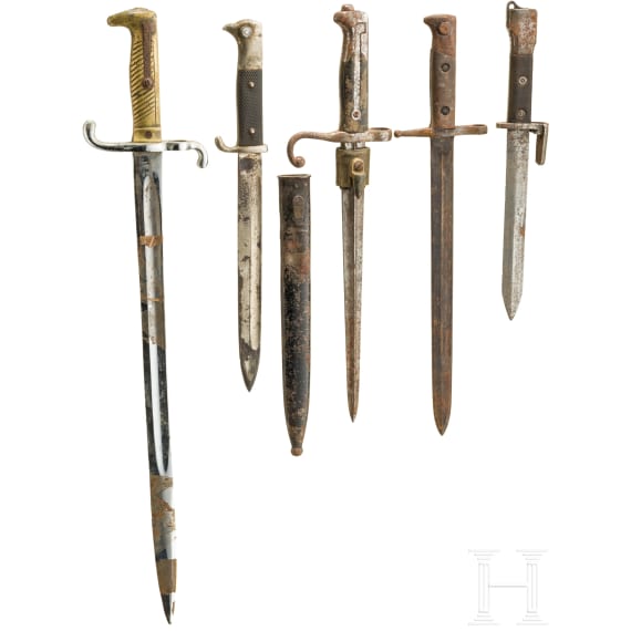 Zehn Bajonette und Kampfmesser