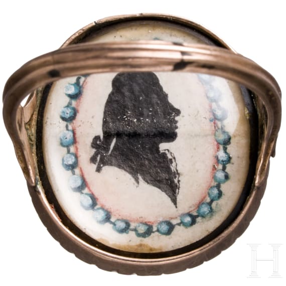 A 8ct gold ring with two portraits