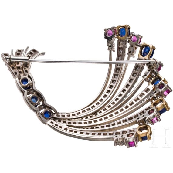 A 18ct white gold brooch set with diamonds