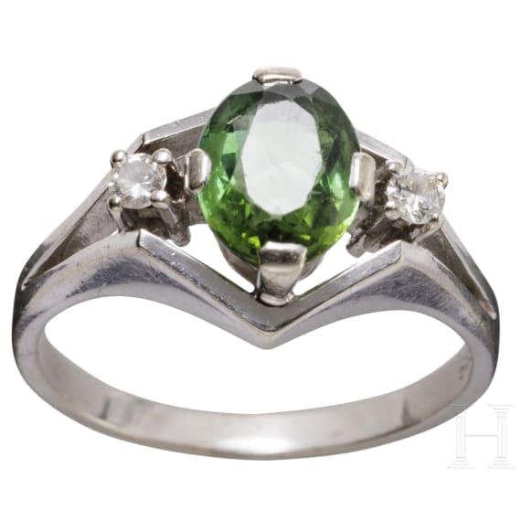 A 14ct white gold ring with tourmaline