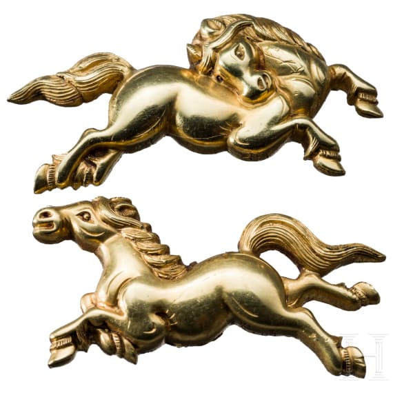 A pair of Japanese golden horse menuki, Yana Gawa School, late Edo-period