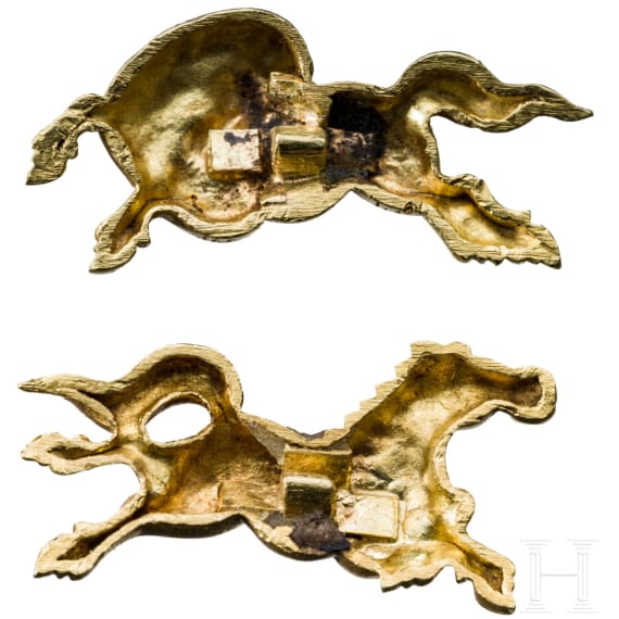 A pair of Japanese golden horse menuki, Yana Gawa School, late Edo-period