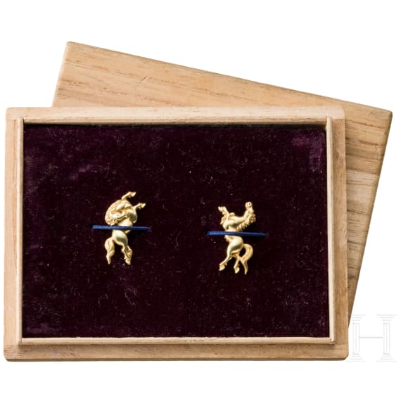 A pair of Japanese golden horse menuki, Yana Gawa School, late Edo-period