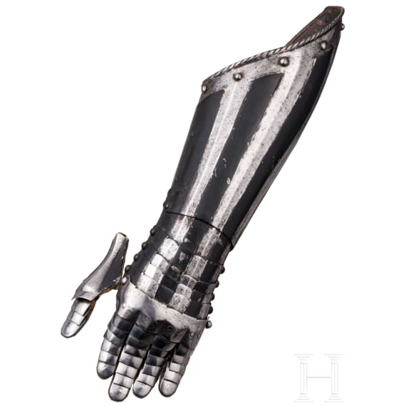 A long South German armoured gauntlet, Nuremberg, circa 1570