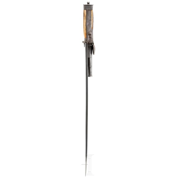 A hunting hanger with integrated flintlock pistol, Birmingham, circa 1800