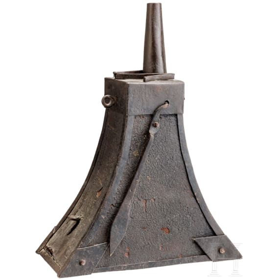 A large German musketeer powder flask, circa 1600