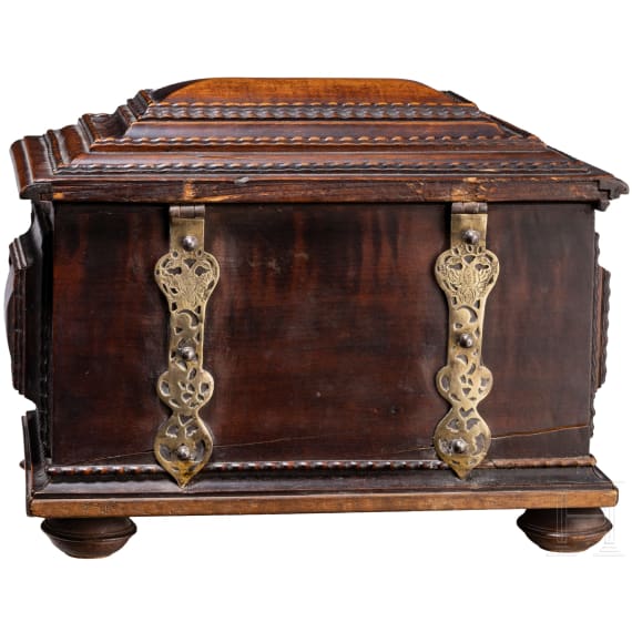 A German flame-banded walnut casket, 2nd half of the 17th century
