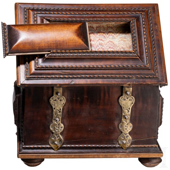 A German flame-banded walnut casket, 2nd half of the 17th century