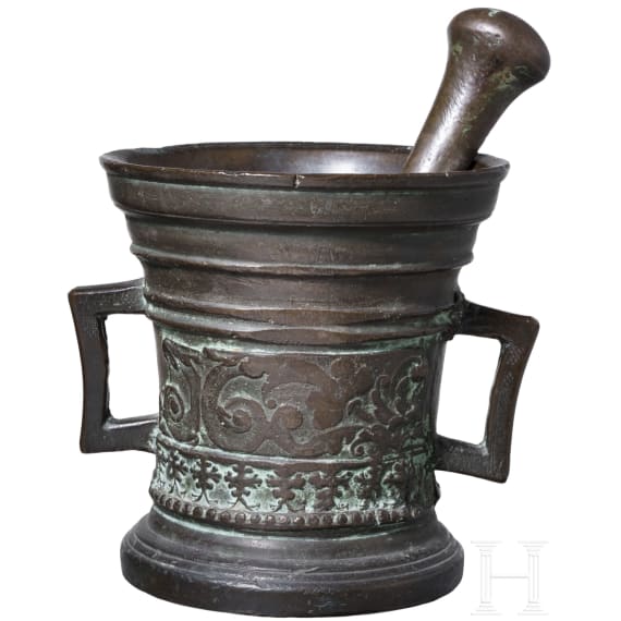 A Belgian Renaissance bronze mortar with house insignia, 2nd half of the 16th century