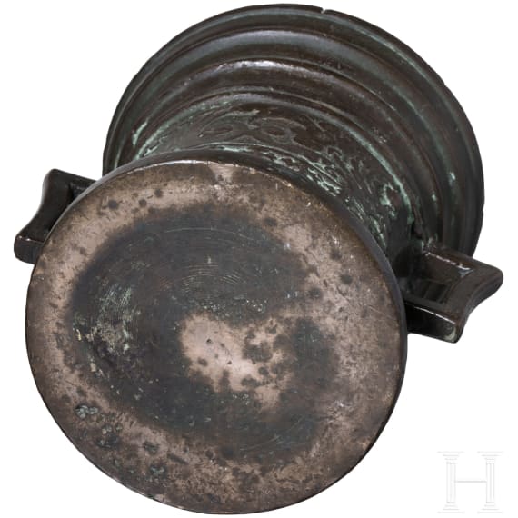 A Belgian Renaissance bronze mortar with house insignia, 2nd half of the 16th century