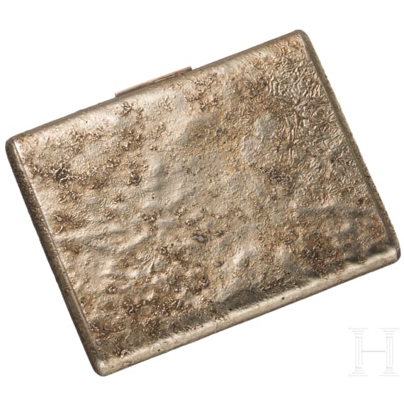 A silver-gilt cigarette case with Samorodok decor, circa 1910