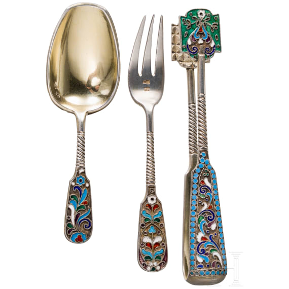 A pair of Russian silver and cloisonne enamel sugar tongs, a sugar spoon and a desert fork, Moscow, Mikhail Zorin, 1908