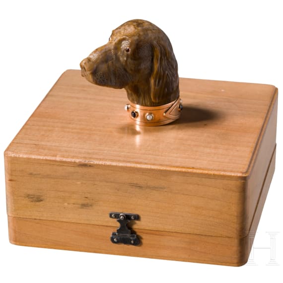 A gold-mounted dog-head shaped agate stone cane handle in the manner of Faberg&eacute;, 20th century