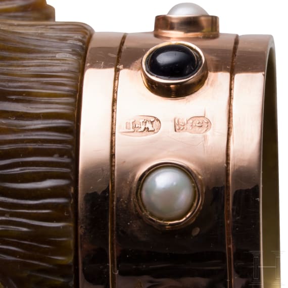A gold-mounted dog-head shaped agate stone cane handle in the manner of Faberg&eacute;, 20th century