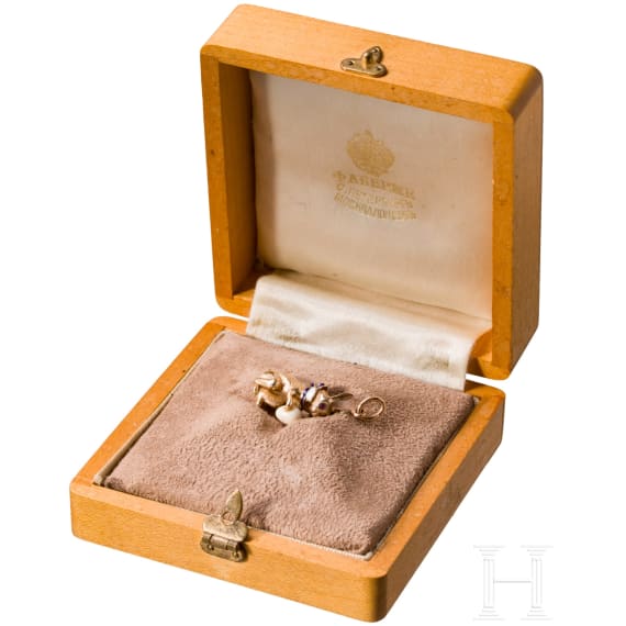 A Russian rabbit-shaped 14ct gold pendant in the manner of Faberg&eacute;, with case, 20th century