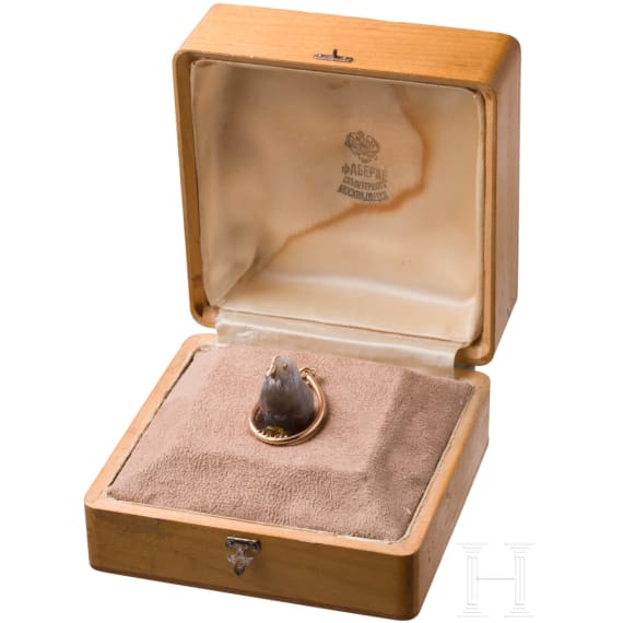 A Russian 14ct gold pendant with agate stone bird in the manner of Faberg&eacute;, 20th century