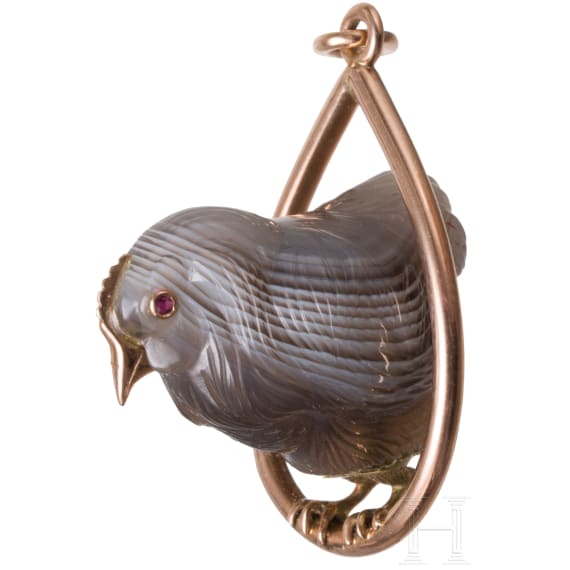 A Russian 14ct gold pendant with agate stone bird in the manner of Faberg&eacute;, 20th century