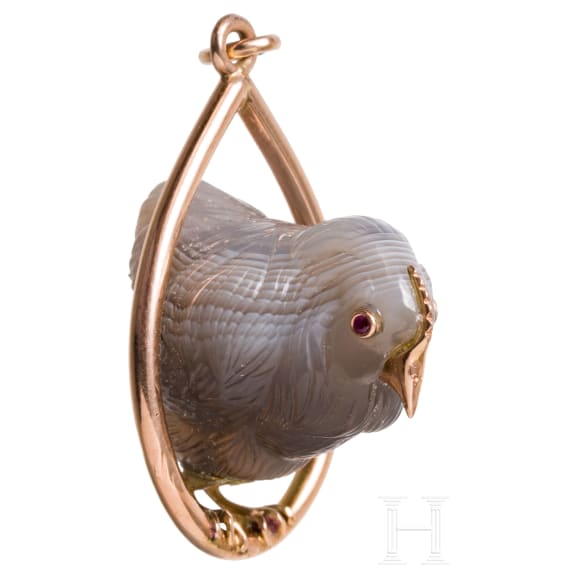 A Russian 14ct gold pendant with agate stone bird in the manner of Faberg&eacute;, 20th century