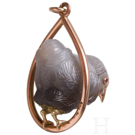A Russian 14ct gold pendant with agate stone bird in the manner of Faberg&eacute;, 20th century