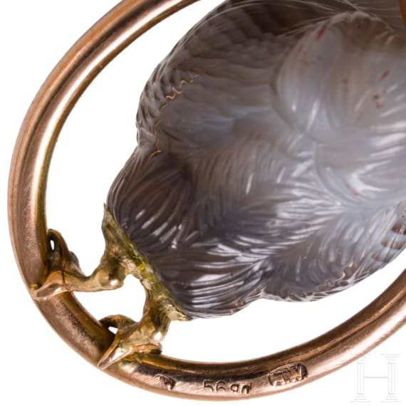 A Russian 14ct gold pendant with agate stone bird in the manner of Faberg&eacute;, 20th century