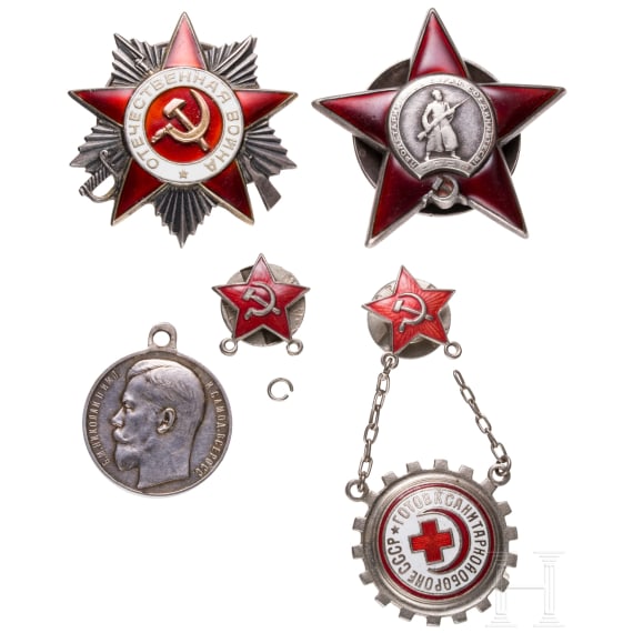 Zaristische Tapferkeitsmedaille und 17 sowjetische Auszeichnungen bzw. Kleinabzeichen, Russland ab 1915/ Sowjetunion ab 1942