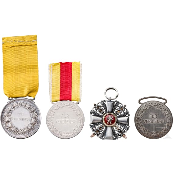 Orden vom Z&auml;hringer L&ouml;wen. Ritterkreuz 2. Klasse mit Schwertern, und drei weitere Auszeichnungen