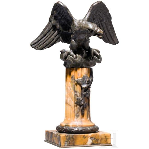 Tischadler auf gelber Marmors&auml;ule, 19. Jhdt.