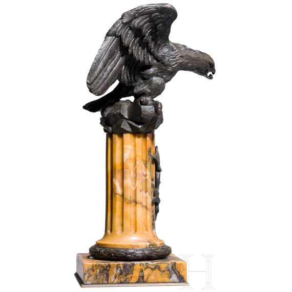 Tischadler auf gelber Marmors&auml;ule, 19. Jhdt.