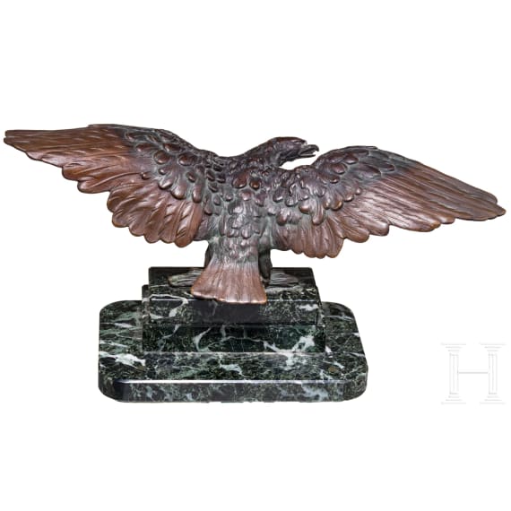 Kleiner Tischadler auf getrepptem Steinsockel, 20. Jhdt.