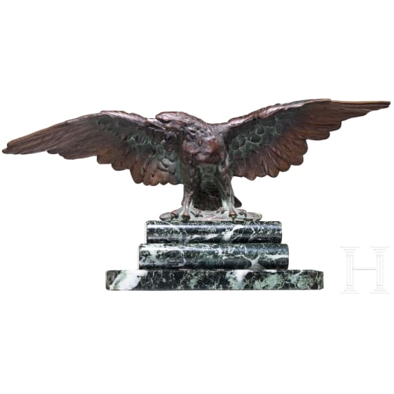 Kleiner Tischadler auf getrepptem Steinsockel, 20. Jhdt.