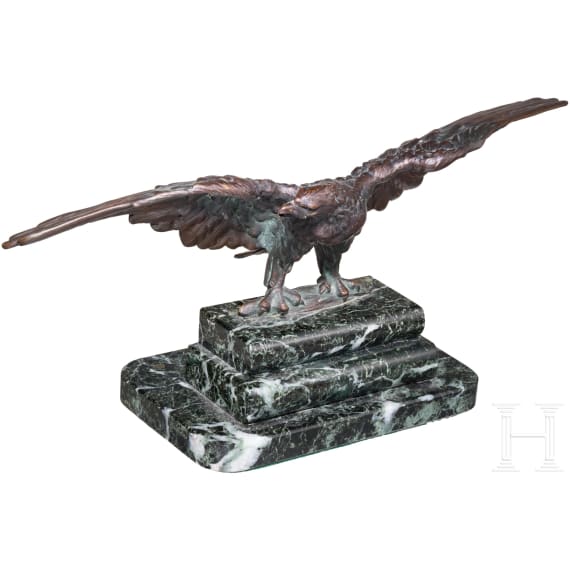 Kleiner Tischadler auf getrepptem Steinsockel, 20. Jhdt.
