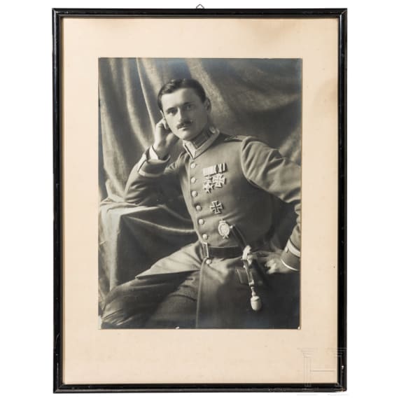 Gerahmtes Portraitfoto eines bayerischen Milit&auml;r-Flugzeugf&uuml;hrers