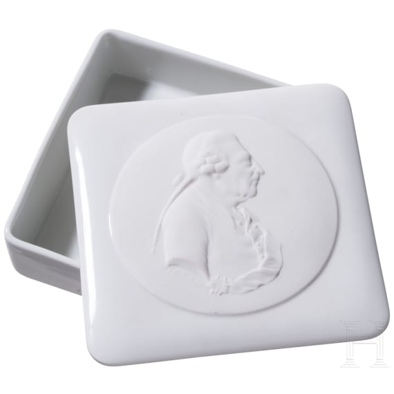 Friedrich der Gro&szlig;e - Porzellanb&uuml;ste, -dose und -plakette der KPM, 20. Jhdt.