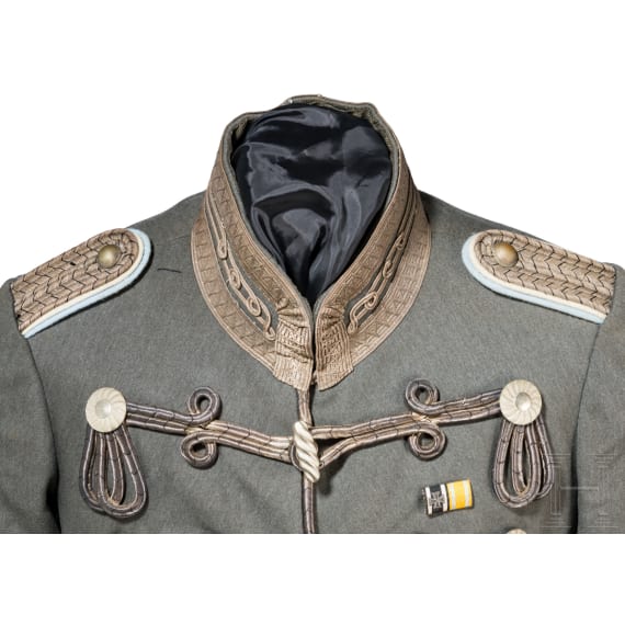 Feldgraue Attila der k&uuml;nftigen Friedensuniform M 15 f&uuml;r einen Leutnant der Husaren
