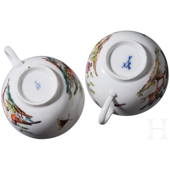 Two porcelain cups with saucers and a small bowl with birds and insects, Meissen, circa 1770/80