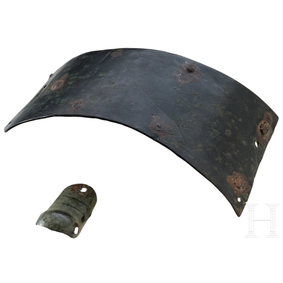 Zwei Harnischfragmente aus Bronze, deutsch, 14. Jhdt.