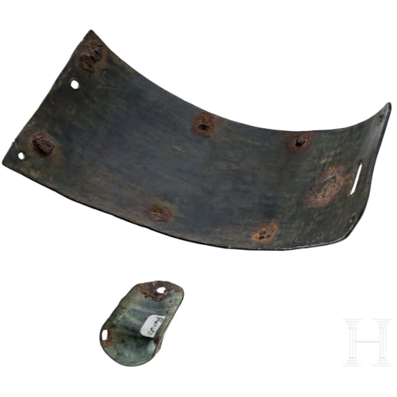 Zwei Harnischfragmente aus Bronze, deutsch, 14. Jhdt.