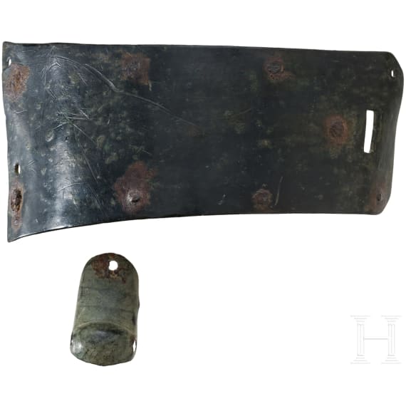 Zwei Harnischfragmente aus Bronze, deutsch, 14. Jhdt.