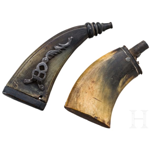 Zwei Horn-Pulverflaschen, deutsch, 17. /18. Jhdt