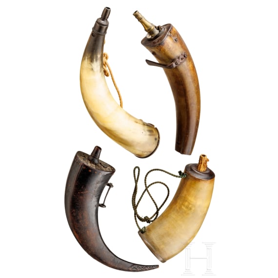 Vier gro&szlig;e Horn-Pulverflaschen, deutsch, 18./19. Jhdt.
