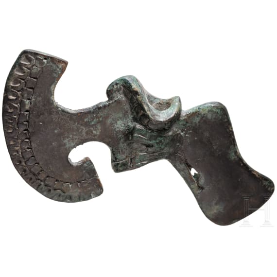 Bronzene Doppelaxt mit verzierter vorderer Schneide und breitem Blatt im Nacken, auf der Schaftr&ouml;hre ein Raubvogelkopf, Luristan, fr&uuml;hes 2. Jtsd. v. Chr.