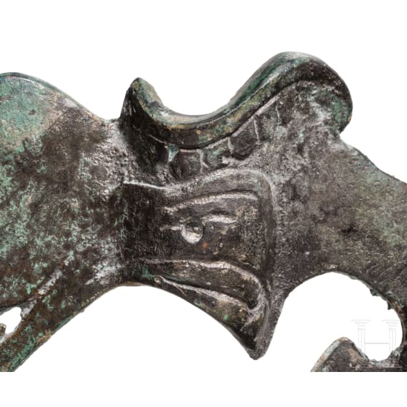 Bronzene Doppelaxt mit verzierter vorderer Schneide und breitem Blatt im Nacken, auf der Schaftr&ouml;hre ein Raubvogelkopf, Luristan, fr&uuml;hes 2. Jtsd. v. Chr.