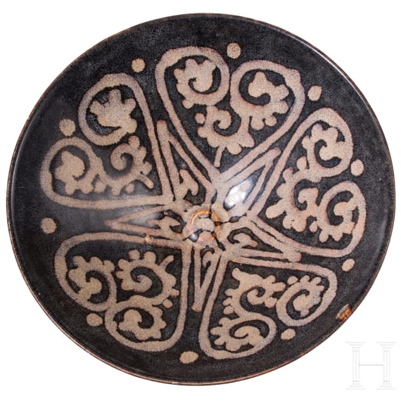 Ilkhanidisches Sch&auml;lchen mit brauner Glasur, Kashan,12. - 13. Jhdt.