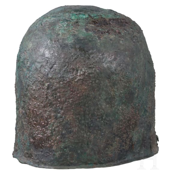 Rituell &uuml;berarbeiteter Bronzehelm f&uuml;r eine Bestattung, griechisch, 7. Jhdt. v. Chr.